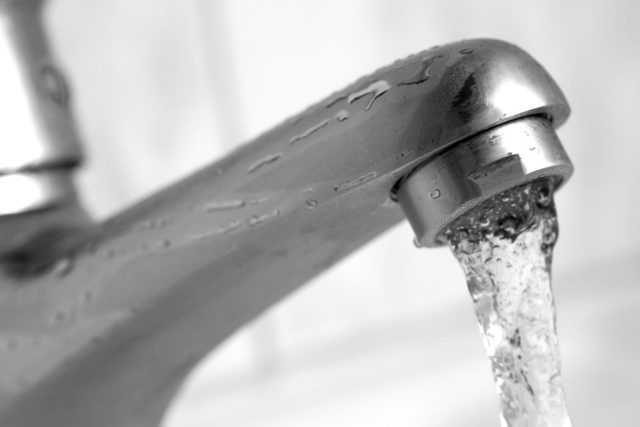 自宅の水道水が赤水になってしまう原因と対処方法を紹介